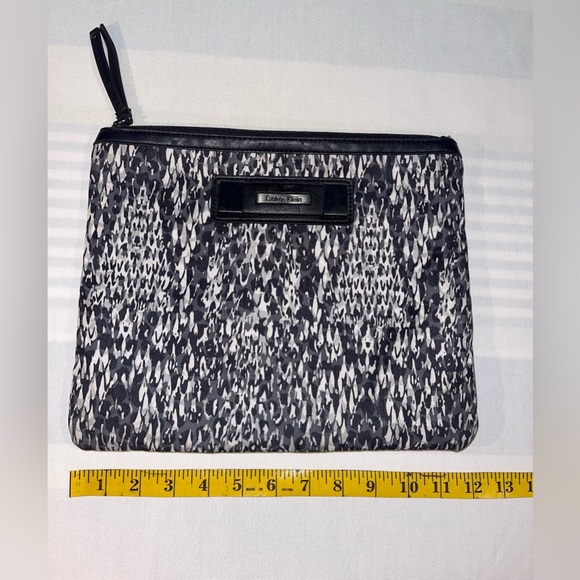 Calvin Klein weekender bag and toiletries/clutch bag - Picture 6 of 16